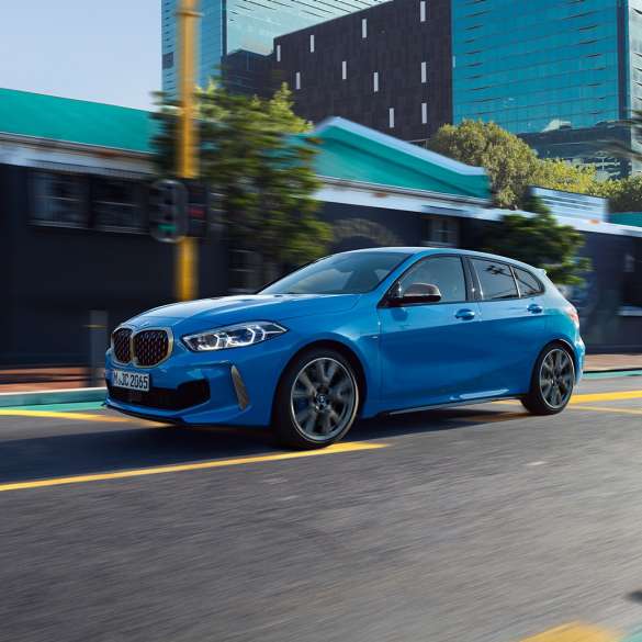 BMW 1, 3/4-sivunäkymä. BMW 1, Misano Blue metalliväri, 3/4-sivunäkymä ajettaessa.