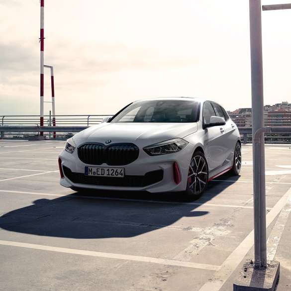 BWM 1-sarja 128ti kolmen neljäsosan näkymä BWM 1-sarja 128ti F40 kolmen neljäsosan näkymä pysäköinkannelle