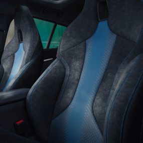 M urheiluistuimet. BMW 1-sarjan ergonomisesti muotoillut M urheiluistuimet, joissa sininen kontrastinauha ja integroitu pääntuki.