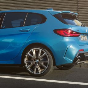 BMW 1-sarjan Hofmeister kink. BMW 1-sarjan sivuttainen takaosan näkymä, jossa huomiota herättävä Hofmeister kink.