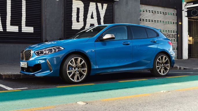 1-sarjan BMW pysäköitynä. 1-sarjan BMW, Misano Blue metalliväri, sivukuva pysäköitynä.