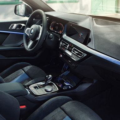 BMW 1-sarjan urheilullinen sisätila. BMW 1-sarjan ohjaamo, jossa M urheiluistuimet, nahkainen M ohjauspyörä ja valaistut sisäkoristelistat.