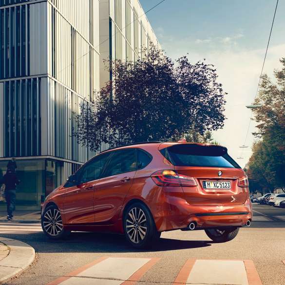 Ajodynamiikka, BMW 2-sarjan Active Tourer Ajodynamiikka, BMW 2-sarjan Active Tourer 220i F45 2018 metalliväri Sunset Orange, kolmen neljäsosan näkymä auton perästä
