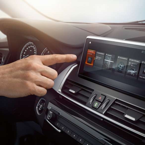 BMW Personal CoPilot, BMW 2-sarjan Active Tourer BMW Personal CoPilot, BMW 2-sarjan Active Tourer F45 2018, sisätilan monitoiminäyttö