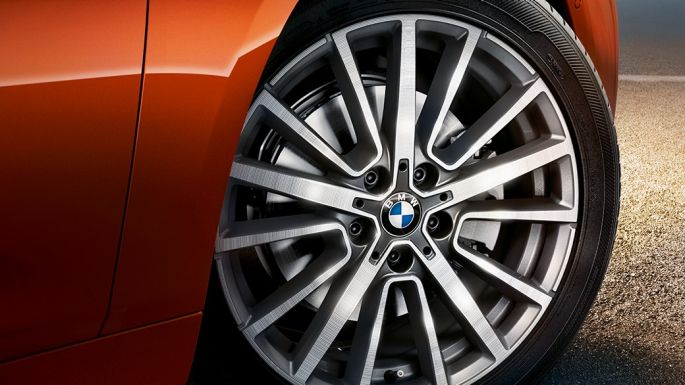 Alumiinivanne, BMW 2-sarjan Active Tourer Vanne, BMW 2-sarjan Active Tourer F45 Facelift 2018 metalliväri Sunset Orange, lähikuva pyörästä