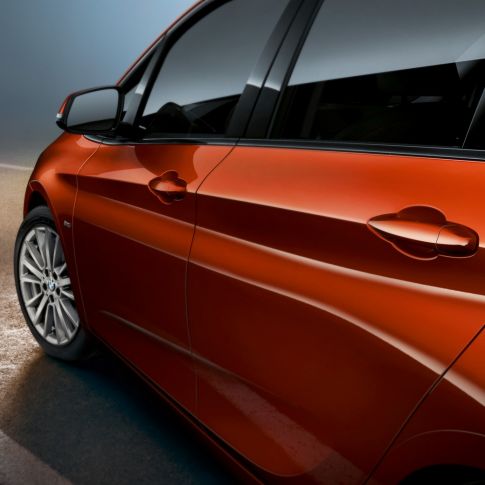 Lähikuva sivulta, BMW 2-sarjan Active Tourer BMW 2-sarjan Active Tourer F45 Facelift 2018 metalliväri Sunset Orange, lähikuva sivulta