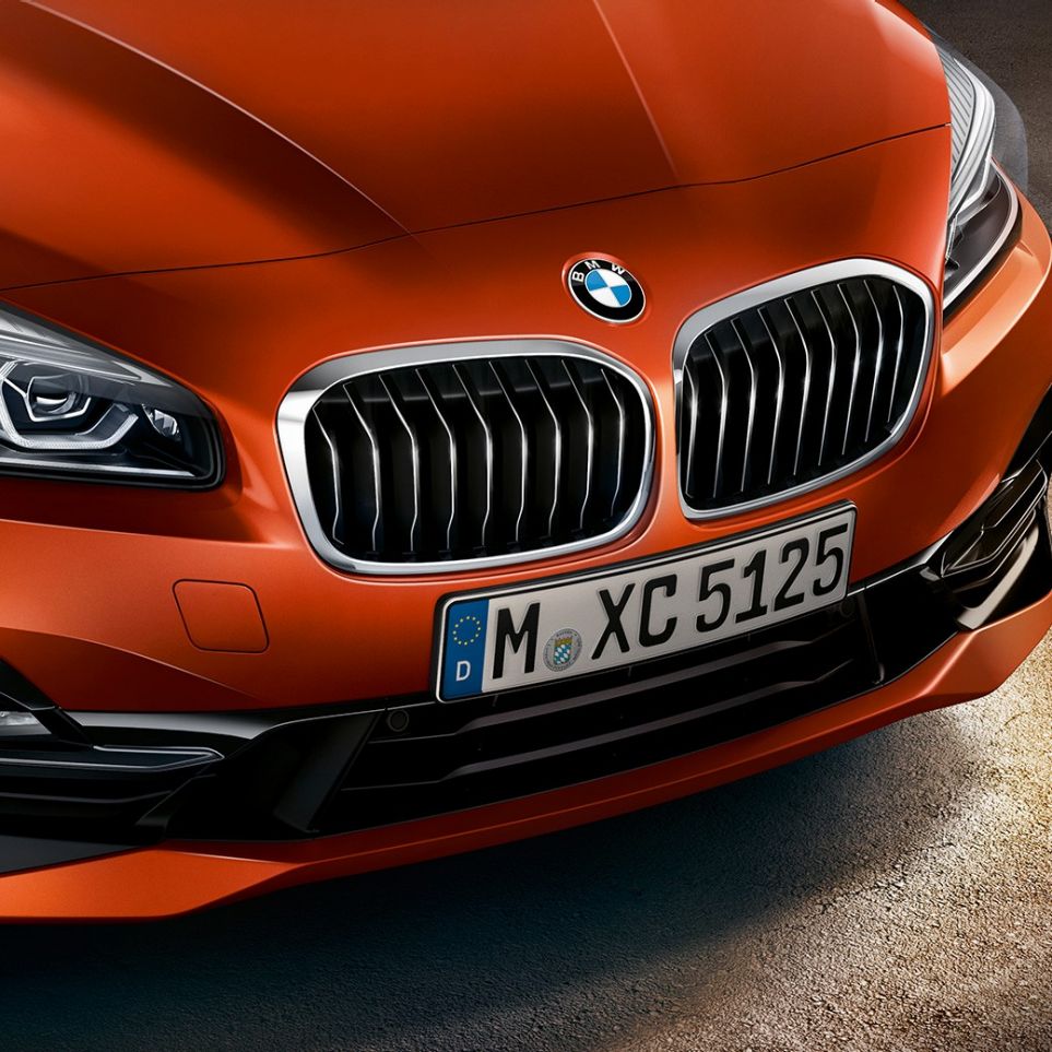 Kaksiosainen jäähdyttimensäleikkö, BMW 2-sarjan Active Tourer Kaksiosainen jäähdyttimensäleikkö, BMW 2-sarjan Active Tourer F45 Facelift 2018 metalliväri Sunset Orange, lähikuva keulasta