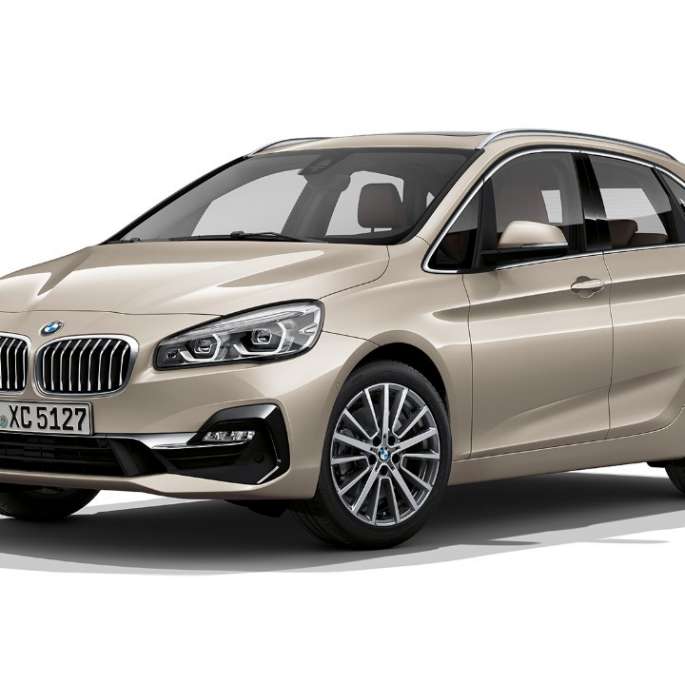 Kolmen neljäsosan näkymä keulasta, BMW 2-sarjan Active Tourer Business Luxury BMW 2-sarjan Active Tourer Business Luxury 225i xDrive F45 2018 metalliväri Jucaro Beige, kolmen neljäsosan näkymä keulasta