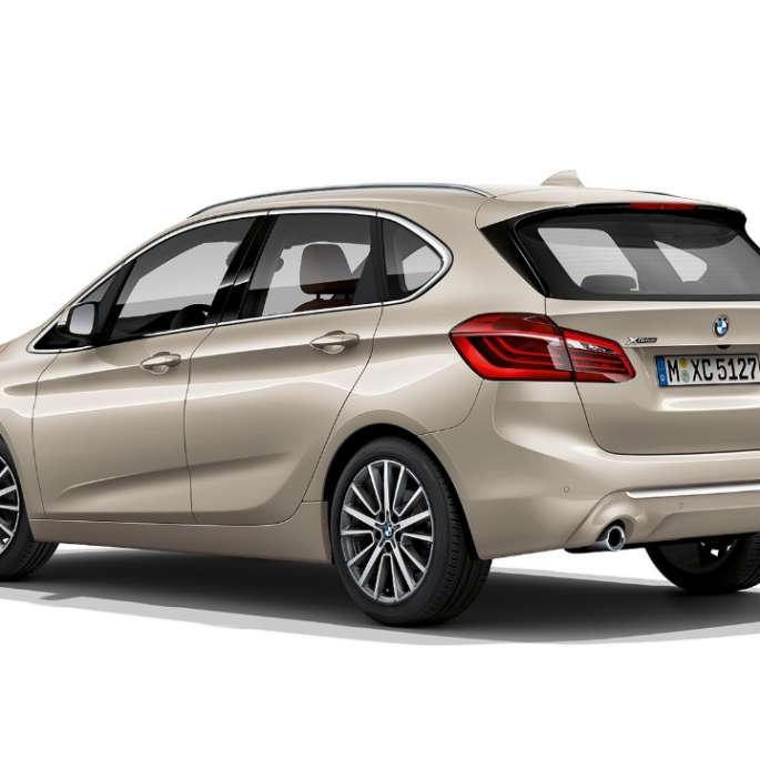 Kolmen neljäsosan näkymä perästä, BMW 2-sarjan Active Tourer Business Luxury BMW 2-sarjan Active Tourer Business Luxury 225i xDrive F45 2018 metalliväri Jucaro Beige, kolmen neljäsosan näkymä perästä