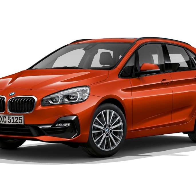 Kolmen neljäsosan näkymä keulasta, BMW 2-sarjan Active Tourer Business Sport BMW 2-sarjan Active Tourer Business Sport 220i F45 2018 metalliväri Sunset Orange, kolmen neljäsosan näkymä keulasta