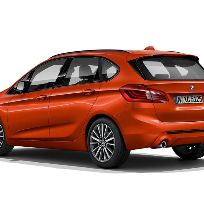 Kolmen neljäsosan näkymä perästä, BMW 2-sarjan Active Tourer Business Sport BMW 2-sarjan Active Tourer Business Sport 220i F45 2018 metalliväri Sunset Orange, kolmen neljäsosan näkymä perästä