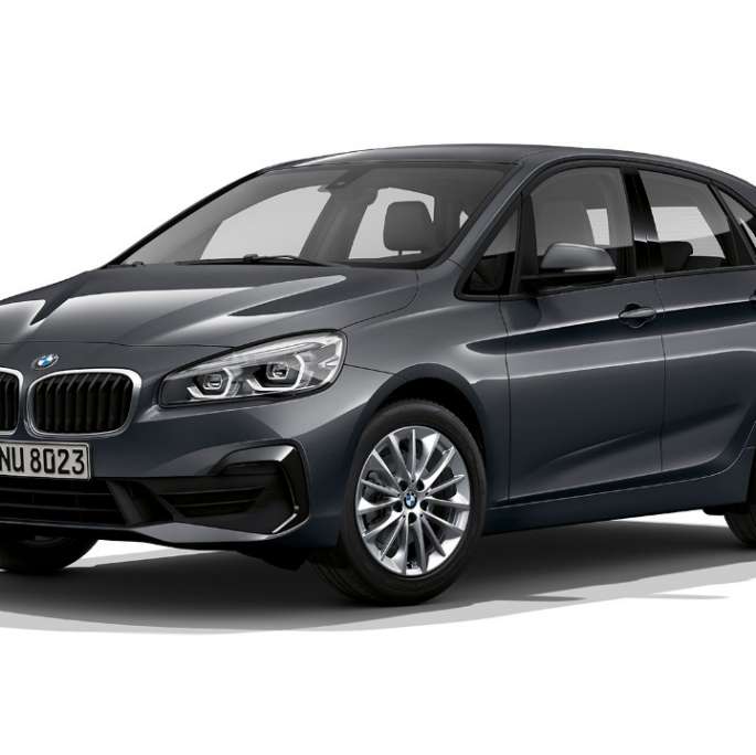Kolmen neljäsosan näkymä keulasta, BMW 2-sarjan Active Tourer Business-varustelu BMW 2-sarjan Active Tourer Business-varustelu 218i F45 2018 metalliväri Mineral Grey, kolmen neljäsosan näkymä keulasta