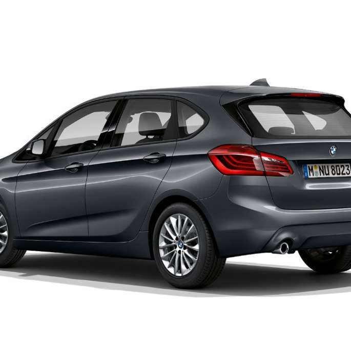 Kolmen neljäsosan näkymä perästä, BMW 2-sarjan Active Tourer Business-varustelu BMW 2-sarjan Active Tourer 218i F45 2018 metalliväri Mineral Grey, kolmen neljäsosan näkymä perästä