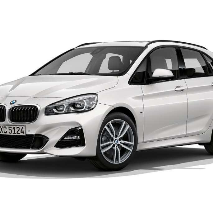BMW 2-sarjan Active Tourer Business M Sport Valkoinen BMW 2-sarjan Active Tourer 220d xDrive Business M Sport F45 2018 metalliväri Mineral White, kolmen neljäsosan näkymä keulasta