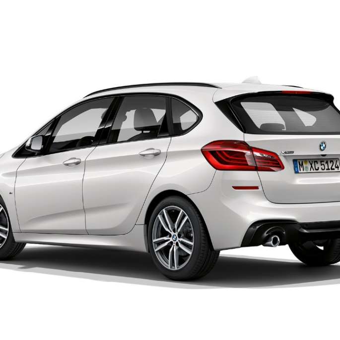 Kolmen neljäsosan näkymä perästä, BMW 2-sarjan Active Tourer Business M Sport Valkoinen BMW 2-sarjan Active Tourer 220d xDrive Business M Sport F45 2018 metalliväri Mineral White, kolmen neljäsosan näkymä perästä