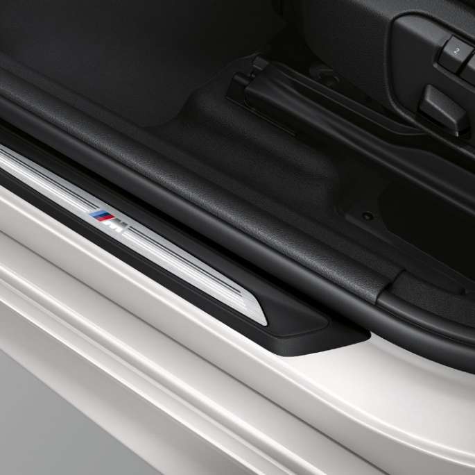 Kynnyslistat, BMW 2-sarjan Active Tourer Business M Sport Kynnyslistat, BMW 2-sarjan Active Tourer 220d xDrive Business M Sport F45 2018 metalliväri Mineral White, sisätila