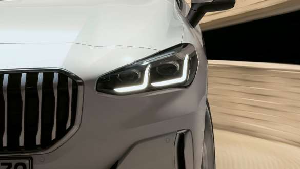 LED-ajovaloilla varustettu BMW 2-sarjan Active Tourer U06 2021, lähikuva keulasta LED-ajovaloilla varustettu BMW 2-sarjan Active Tourer U06 2021 metalliväri Mineral White, lähikuva keulasta