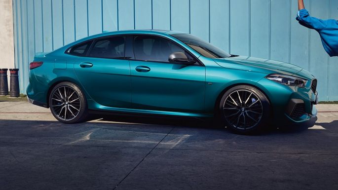 Upea Coupé-siluetti, BMW 2-sarjan Gran Coupé Upea Coupé-siluetti, BMW 2-sarjan Gran Coupé metalliväri Snapper Rocks Blue F44, sivunäkymä