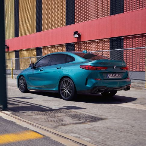 Edistyksellinen muotoilu, BMW 2-sarjan Gran Coupé Edistyksellinen muotoilu, BMW 2-sarjan Gran Coupé metalliväri Snapper Rocks Blue F44, 3/4-sivunäkymä