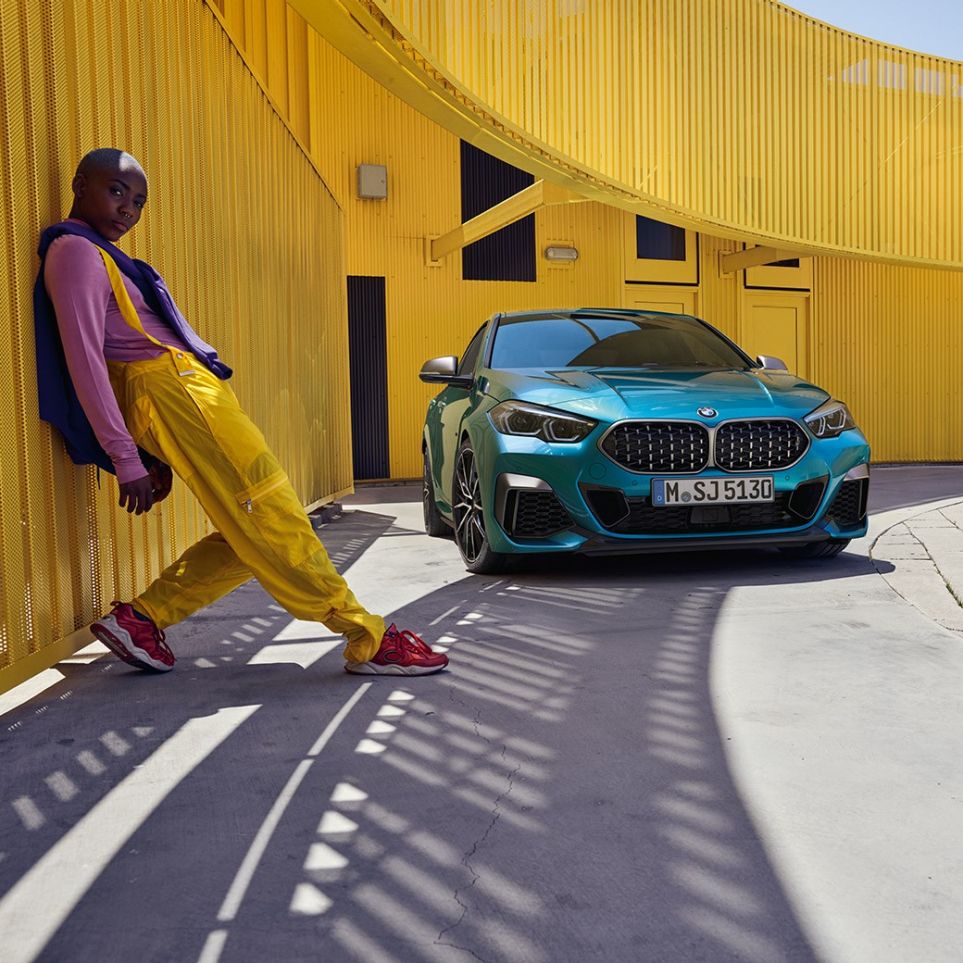Keula, BMW 2-sarjan Gran Coupé BMW 2-sarjan Gran Coupé, jossa kaksiosainen jäähdyttimen ritiläkennosäleikkö, metalliväri Snapper Rocks Blue F44, 3/4-näkymä keulasta