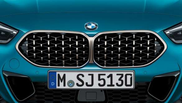 Jäähdyttimen BMW-ritiläkennosäleikkö, BMW 2-sarjan Gran Coupé F44 Jäähdyttimen BMW-ritiläkennosäleikkö, BMW 2-sarjan Gran Coupé F44 metalliväri Snapper Rocks Blue, lähikuva edestä