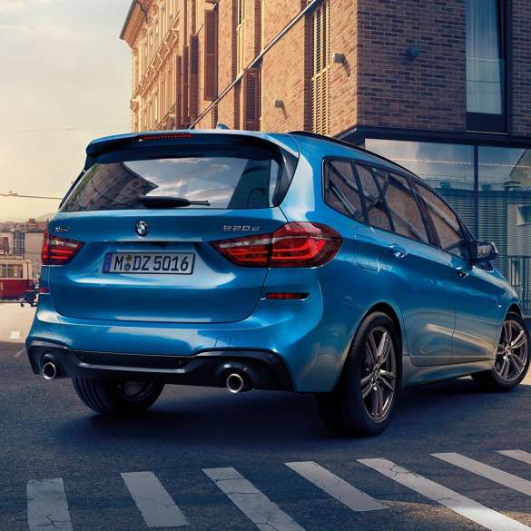 Ulkopuoli, BMW 2-SARJAN Gran Tourer Ulkopuoli, BMW 2-SARJAN Gran Tourer 220d xDrive F46 Facelift 2018 metalliväri Estoril Blue, kolmen neljäsosan näkymä perästä auton ollessa liikkeellä kaupungin keskustassa