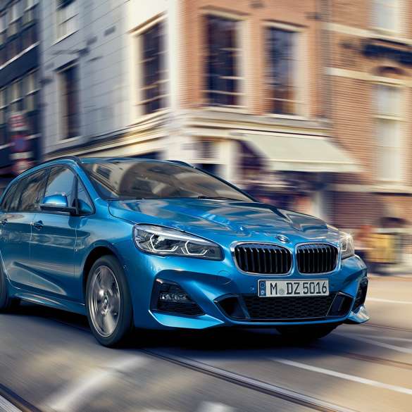 Ajodynamiikka, BMW 2-SARJAN Gran Tourer Ajodynamiikka, BMW 2-SARJAN Gran Tourer F46 2018 metalliväri Estoril Blue, kolmen neljäsosan näkymä kaupungin keskustassa liikkeellä olevan auton keulasta