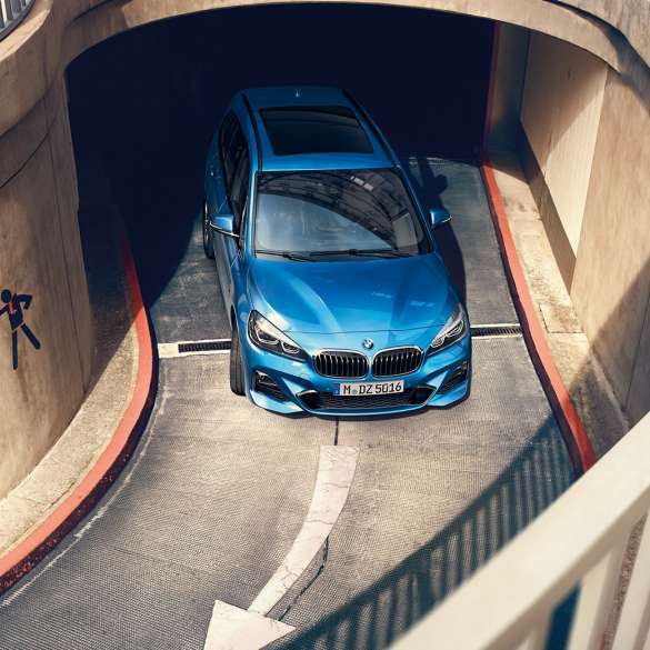 BMW 2-SARJAN Gran Tourer liikkeellä pysäköintitalossa BMW 2-SARJAN Gran Tourer F46 Facelift 2018 metalliväri Estoril Blue, pysäköintitalossa liikkeellä oleva auto lintuperspektiivistä