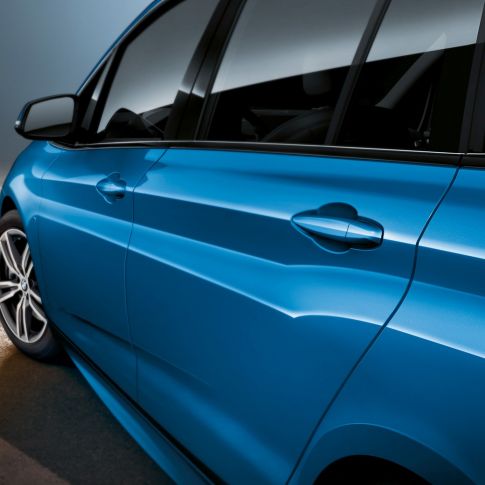 Sivuosa, BMW 2-SARJAN Gran Tourer Sivuosa, BMW 2-SARJAN Gran Tourer F46 Facelift 2018 metalliväri Estoril Blue, lähikuva