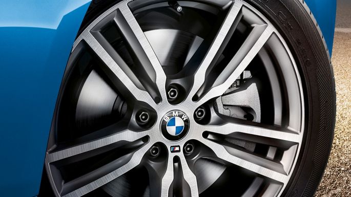 Kevytmetallivanteet, BMW 2-SARJAN Gran Tourer Kevytmetallivanteet, BMW 2-SARJAN Gran Tourer F46 Facelift 2018 metalliväri Estoril Blue, lähikuva