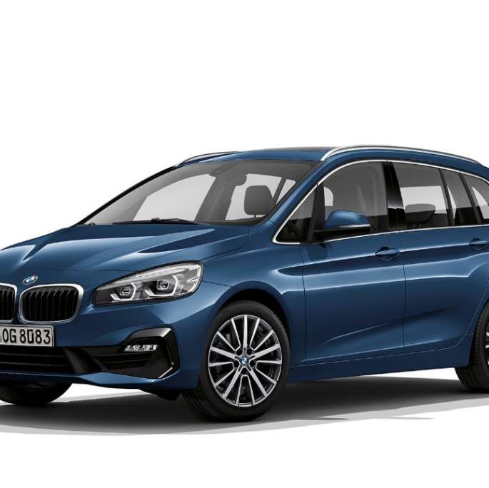 Kolmen neljäsosan näkymä keulasta, BMW 2-SARJAN Gran Tourer Business-varustelu BMW 2-SARJAN Gran Tourer 218i Business-varustelu F46 Facelift 2018 metalliväri Mediterranean Blue, kolmen neljäsosan näkymä keulasta