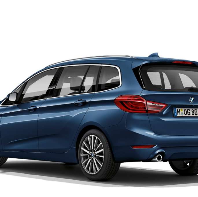 Kolmen neljäsosan näkymä perästä, BMW 2-SARJAN Gran Tourer Business-varustelu BMW 2-SARJAN Gran Tourer 218i Business-varustelu F46 Facelift 2018 metalliväri Mediterranean Blue, kolmen neljäsosan näkymä perästä