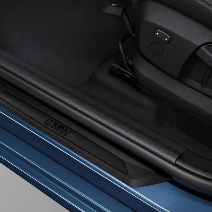 Kynnyslistat, BMW 2-SARJAN Gran Tourer Business-varustelu Kynnyslistat, BMW 2-SARJAN Gran Tourer 218i Business-varustelu F46 2018 metalliväri Mediterranean Blue, lähikuva