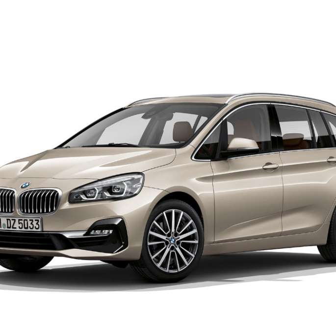 Kolmen neljäsosan näkymä keulasta, BMW 2-SARJAN Gran Tourer Business Luxury BMW 2-SARJAN Gran Tourer 218d xDrive Business Luxury F46 Facelift 2018 metalliväri Juraco Beige, kolmen neljäsosan näkymä keulasta