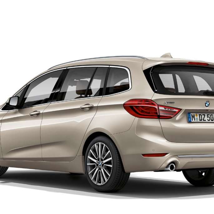 Kolmen neljäsosan näkymä perästä, BMW 2-SARJAN Gran Tourer Business Luxury BMW 2-SARJAN Gran Tourer 218d xDrive Business Luxury F46 Facelift 2018 metalliväri Juraco Beige, kolmen neljäsosan näkymä perästä