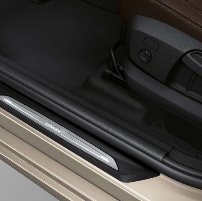 Kynnyslistat, BMW 2-SARJAN Gran Tourer Business Luxury Kynnyslistat, BMW 2-SARJAN Gran Tourer 218d xDrive Business Luxury F46 2018 metalliväri Juraco Beige, lähikuva