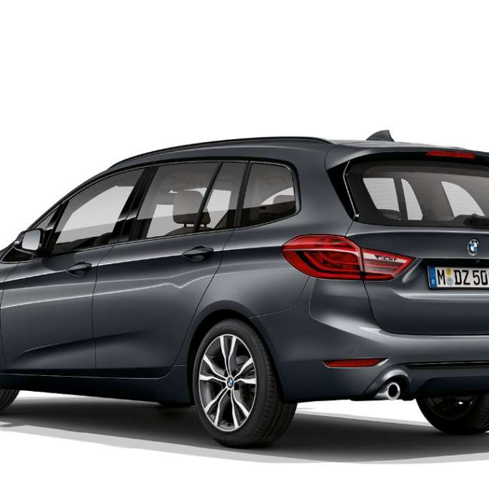 Kolmen neljäsosan näkymä keulasta, BMW 2-SARJAN Gran Tourer Business Sport BMW 2-SARJAN Gran Tourer 220d Business Sport F46 Facelift 2018 metalliväri Mineral Grey, kolmen neljäsosan näkymä keulasta