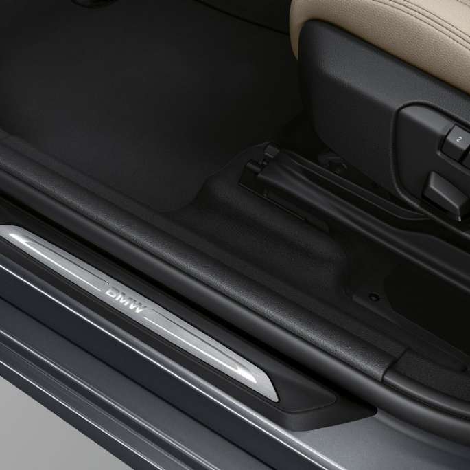 Kynnyslistat, BMW 2-SARJAN Gran Tourer Business Sport Kynnyslistat, BMW 2-SARJAN Gran Tourer 220d Business Sport F46 2018 metalliväri Mineral Grey, lähikuva