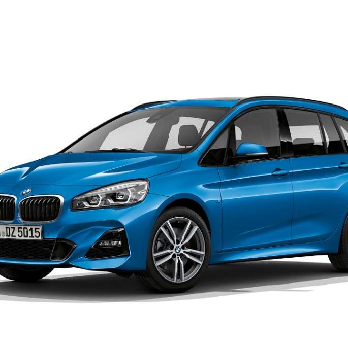 Kolmen neljäsosan näkymä keulasta, BMW 2-SARJAN Gran Tourer Business M Sport BMW 2-SARJAN Gran Tourer 220d xDrive Business M Sport F46 Facelift 2018 metalliväri Estoril Blue, kolmen neljäsosan näkymä keulasta