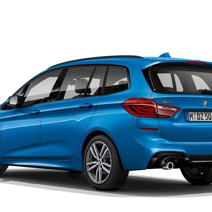 Kolmen neljäsosan näkymä perästä, BMW 2-SARJAN Gran Tourer Business M Sport BMW 2-SARJAN Gran Tourer 220d xDrive Business M Sport F46 Facelift 2018 metalliväri Estoril Blue, kolmen neljäsosan näkymä perästä