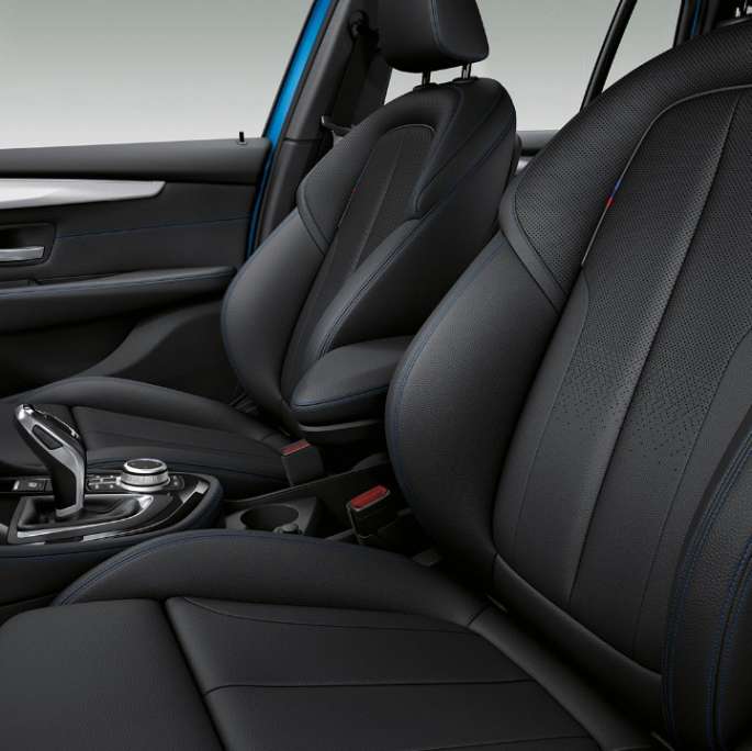 Kynnyslistat, BMW 2-SARJAN Gran Tourer Business M Sport Kynnyslistat, BMW 2-SARJAN Gran Tourer 220d xDrive Business M Sport F46 2018 metalliväri Estoril Blue, lähikuva