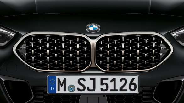 Jäähdyttimen BMW-ritiläkennosäleikkö, BMW M235i xDrive Gran Coupé F44 Jäähdyttimen BMW-ritiläkennosäleikkö, BMW M235i xDrive Gran Coupé F44 metalliväri Black Sapphire, lähikuva