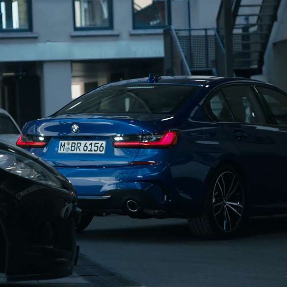 BMW 3-sarjan Sedan, peruutusavustin. Lähikuva BMW 3-sarjan Sedanin kojelautanäytöstä ja peruutusavustimesta.