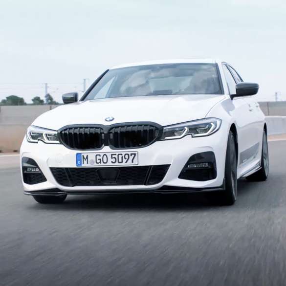 BMW 3-sarjan Sedan, M Performance -osat. Kolmen neljäsosan näkymä BMW 3-sarjan Sedanista, jossa M Performance -osat.