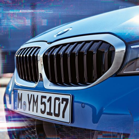 BMW 3-sarjan Sedan, jäähdyttimen säleikkö. Sivulähikuva BMW 3-sarjan Sedanin jäähdyttimen säleiköstä.