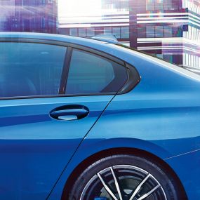 BMW 3-sarjan Sedan, Hofmeister-taite. Yksityiskohtakuva sivulta takalasista ja Hofmeister-taitteesta.