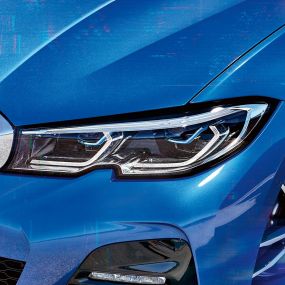 BMW 3-sarjan Sedan, BMW-laserajovalot. Sivulähikuva oikeasta ajovaloyksiköstä, autossa varusteena BMW-laserajovalot.