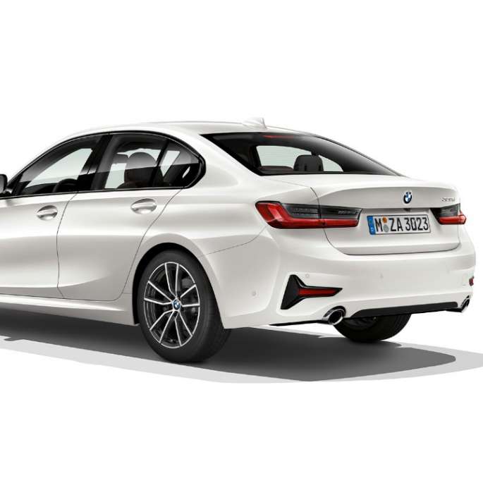 BMW 3-sarjan Sedan, Business Sport -mallin perä. Kolmeneljäsosakuva BMW 3-sarjan Sedanin Business Sport -mallin perästä.