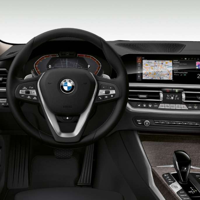 BMW 3-sarjan Sedan, Business Luxury -mallin ohjaamo. Lähikuva BMW 3-sarjan Sedanin Business Luxury -mallin sisätilasta kuljettajan puolelta.