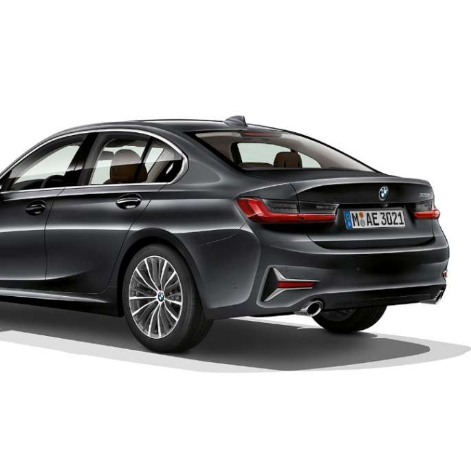 BMW 3-sarjan Sedan, Business Luxury -mallin perä. Kolmeneljäsosakuva BMW 3-sarjan Sedanin Business Luxury -mallin perästä.